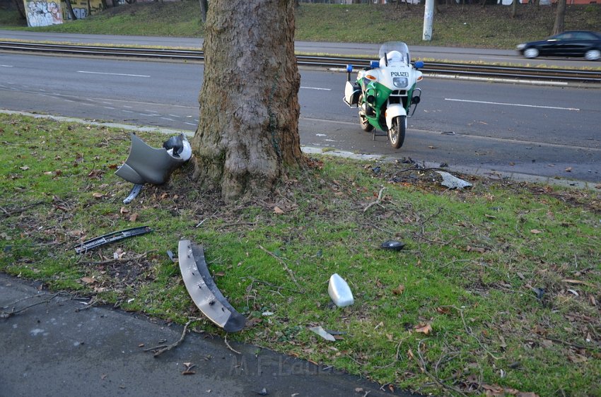 VU PKW Baum Koeln Muelheim Pfaelzischer Ring P068.JPG